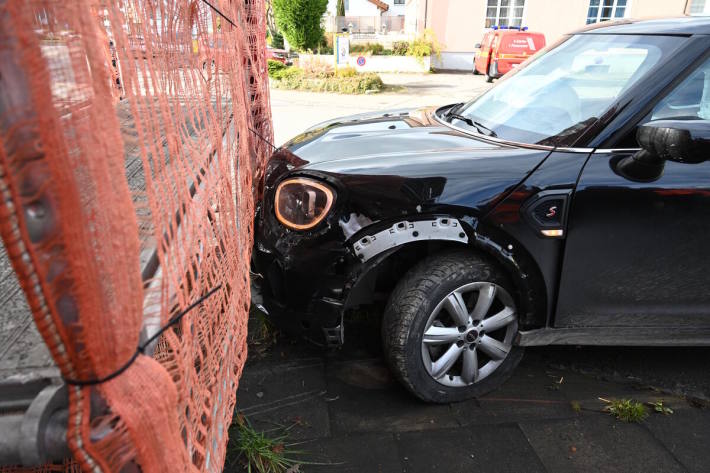 Gegen ein Baugerüst geprallt