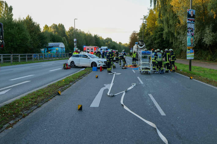 Bei dem Unfall waren ein Pkw und ein Lkw kollidiert.