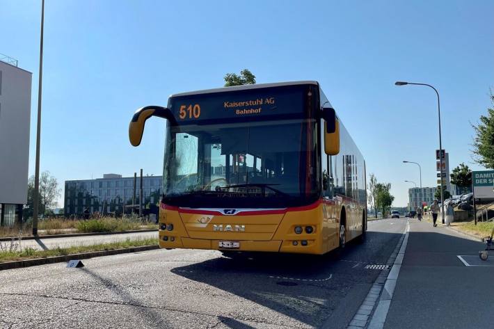 Kollision zwischen Bus und einer Fussgängerin