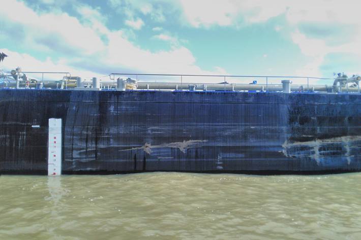 Ein mit 2000 Tonnen Methanol beladenes bergfahrendes Tankmotorschiff kollidierte hierbei seitlich mit einem entgegenkommenden unbeladenen Tankmotorschiff