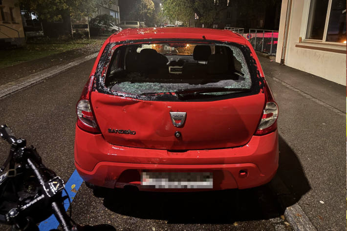 Der Velofahrer hat seinen Blick auf den Boden gerichtet und übersah den parkierten Dacia.