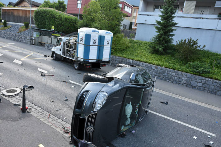 Das Auto kam auf der Seite zum Stillstand.