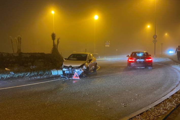 Beim Unfall in Bottmingen BL erlitt der Renault Totalschaden.