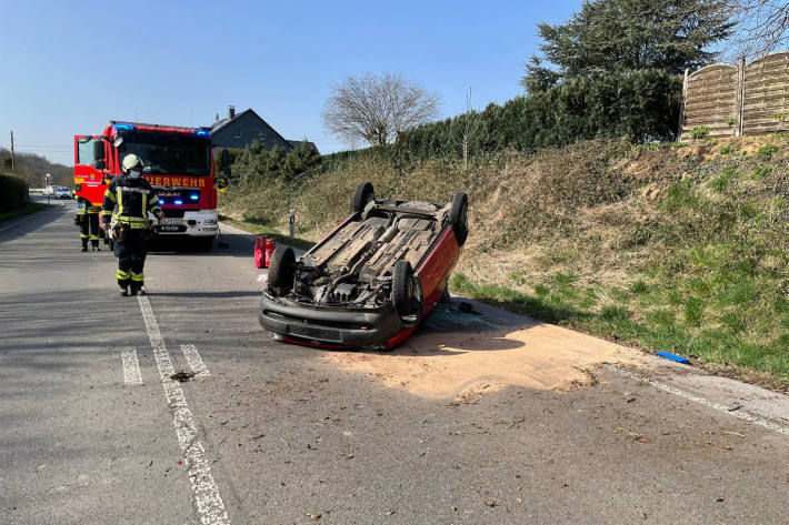 PKW überschlägt sich
