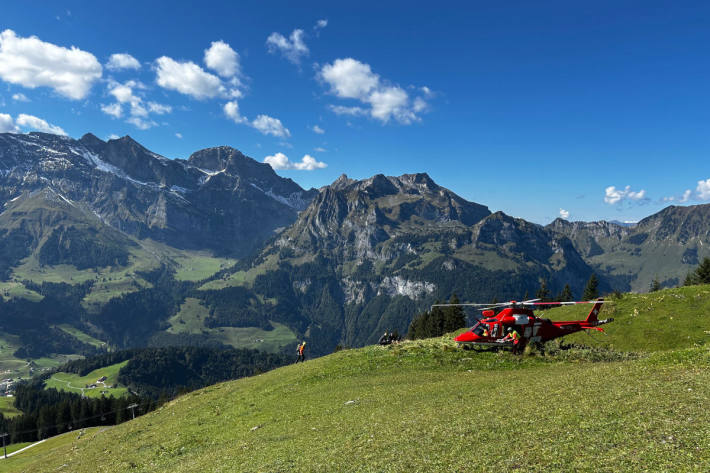 Zwei Rettungshelikopter mussten die beiden Personen in ein Spital fliegen.