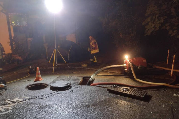 Das THW unterstützte mit weiteren Pumpen und Einsatzgeräten.