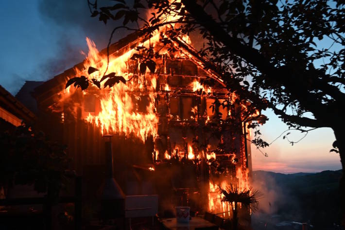 Einfamilienhaus in Flammen