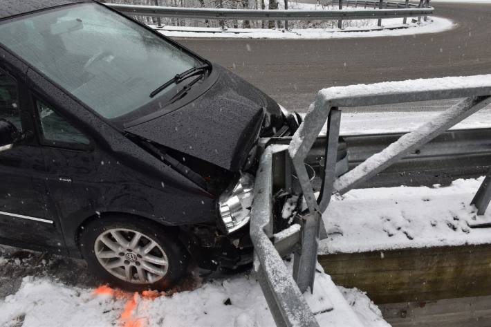 Beide Insassen nach Unfall verletzt.