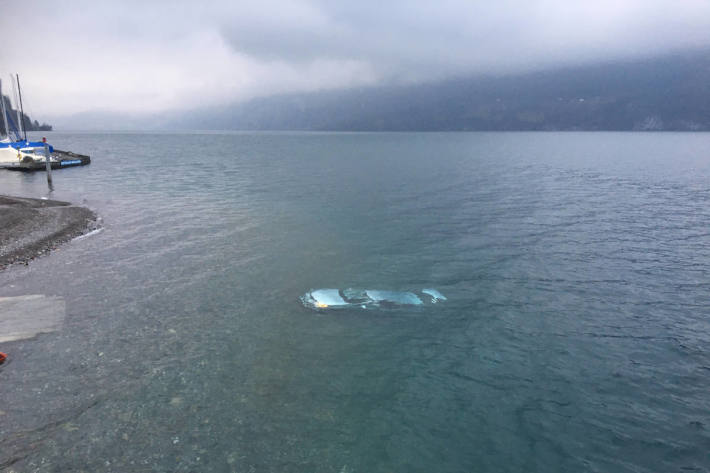 Auto mit Anhänger rutsch in Walensee bei Mühlehorn