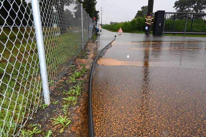 In Sennwald im Kanton St. Gallen ist Flüssigkeit aus einem Lastwagen ausgelaufen.