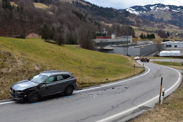 Bei dem Unfall wurden zwei Personen verletzt