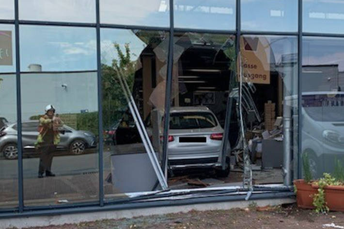 Es befand sich kein Kassierer an der Kasse, als der Pkw diese rammte.