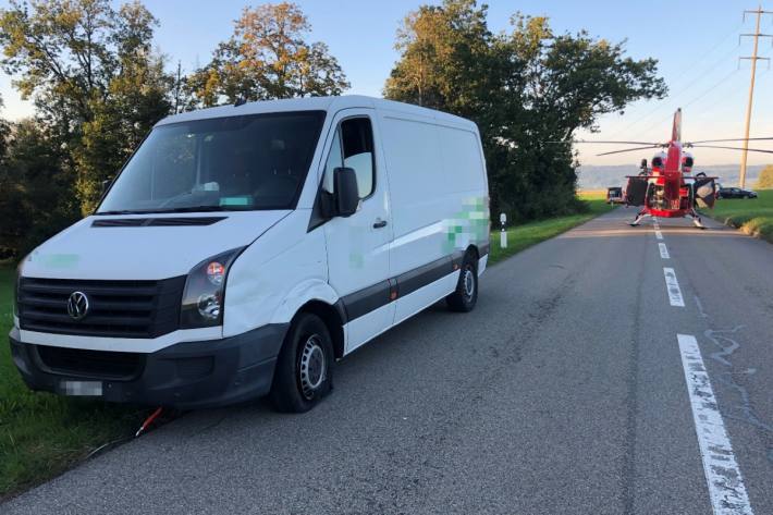 Der korrekt fahrende Lieferwagen wurde vom überholenden Auto gestreift.