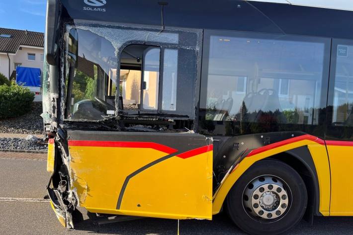 Der Bus wurde erheblich beschädigt