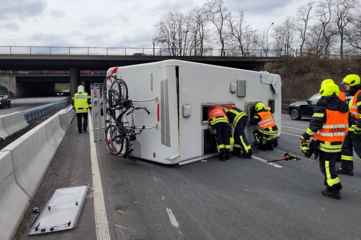 Wohnmobil verunfallt auf der A3 bei Oberhausen