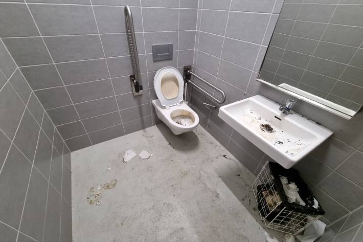 In Neunkirch SH wurde ein öffentliches WC beschädigt.