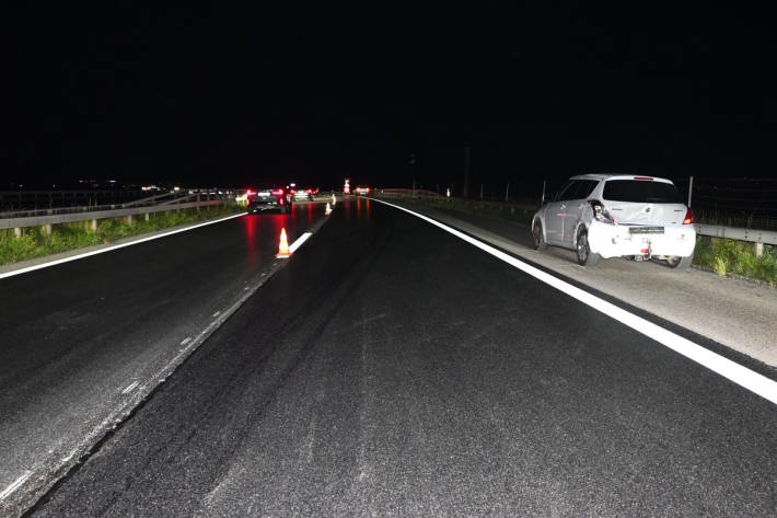 Spuren der Auffahrkollision und das zweite Unfallfahrzeug