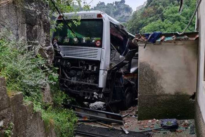 Das Fahrzeug prallte nach dem Sturz an eine Hauswand.