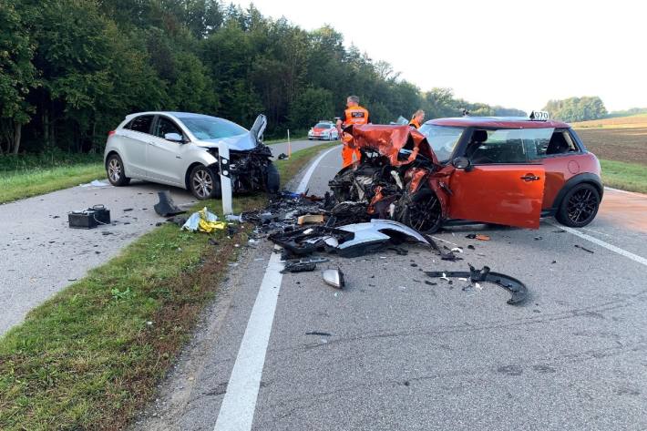 In Kloten ZH gerät ein 19-Jähriger mit dem Auto auf die Gegenfahrbahn und verursacht eine schwere Frontalkollision.