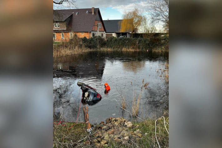 PKW landet im Dorfteich