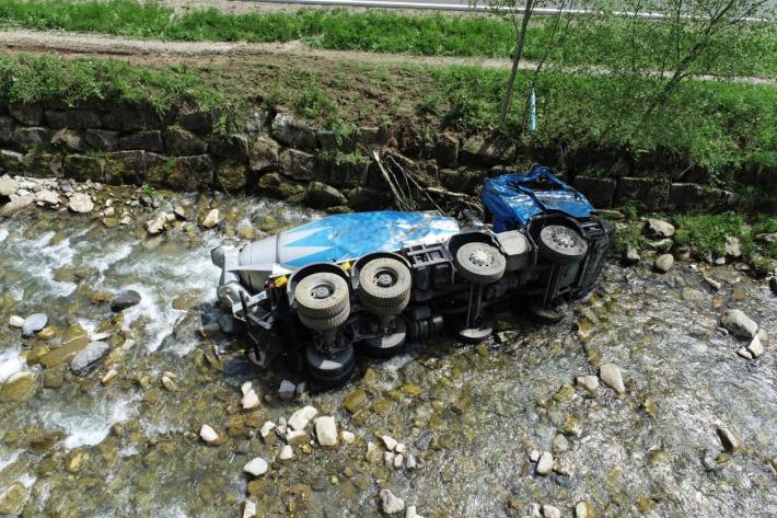 Der Lastwagenfahrer verletzte sich beim Unfall.