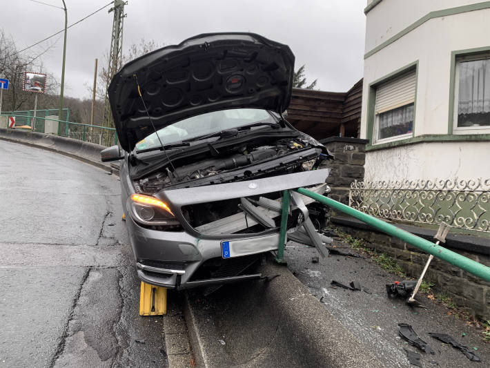 Von Straße abgekommen und in Seitenbegrenzung gekracht