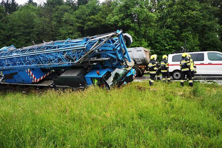 Die Arbeitsmaschine stürzte in ein Wiesenstück