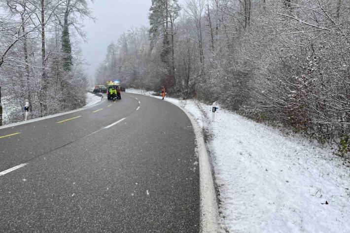 In Gansingen hat eine Frau die Kontrolle über das Auto verlorne und ist verunfallt.