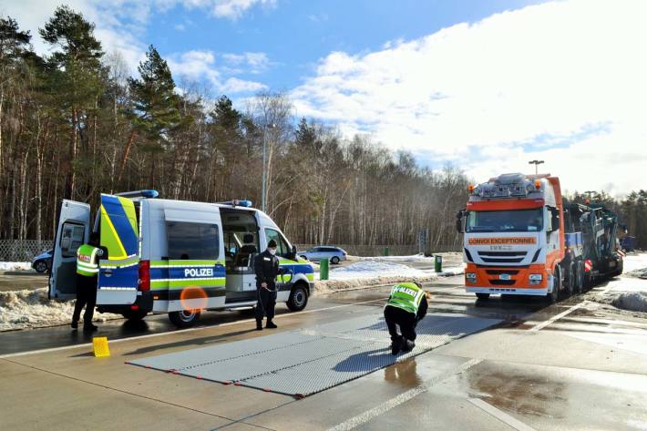 Insgesamt fehlte in Hermsdorf die Erlaubnis für den Schwertransport, da die Fahrt vom Unternehmen nicht bei den zuständigen Behörden beantragt worden war