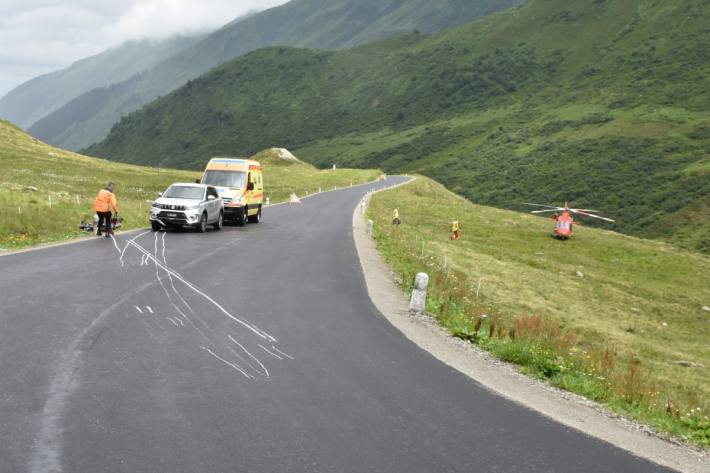 In Tschamut GR ist ein Motorradfahrer verunglückt.