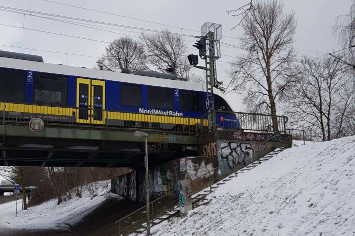 Zwei 11-jährige Kinder sind mit ihren Schlitten vom verschneiten Bahndamm an der Weserbrücke gerodelt