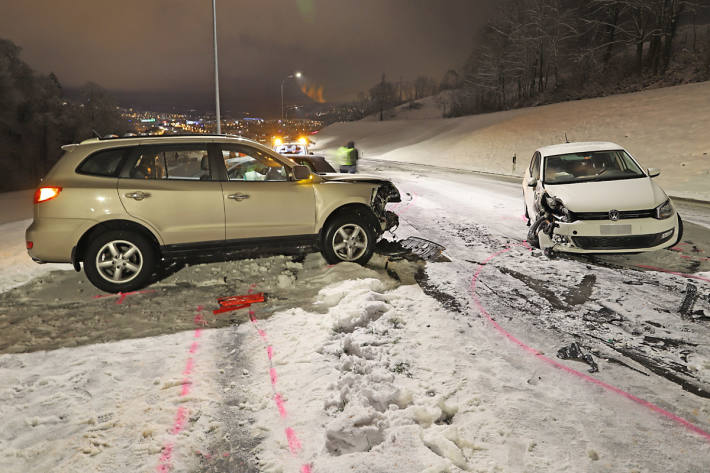Autofahrer kam in St.Gallen auf die Gegenfahrbahn, wo er mit zwei aufwärtsfahrenden Autos kollidierte