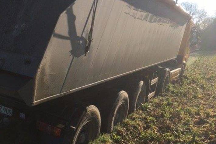 Bei dem Versuch ein wenig Platz zu machen, geriet in Porta Westfalica der mit 28 Tonnen Schotter beladene Sattelzug zu weit nach rechts