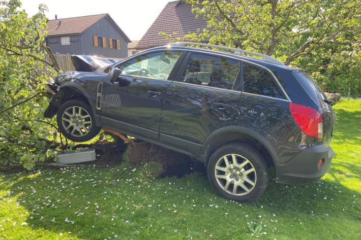 In Rudolfstetten AG hat ein Autolenker ein Kind touchiert und danach ist er mit dem Auto in einen Baum geprallt.