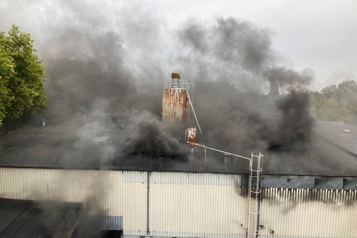 Feuer in einer Gewerbehalle in Oberhausen