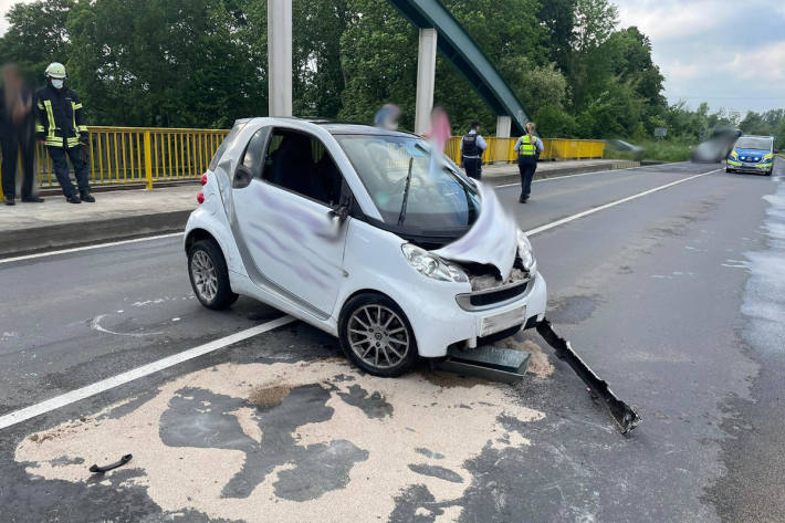 Auslaufende Betriebsmittel nach Unfall mit Smart