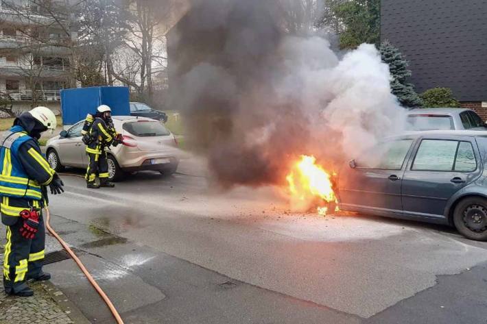 In Bochum hatte aus noch ungeklärter Ursache ein PKW mit Gasantrieb Feuer gefangen