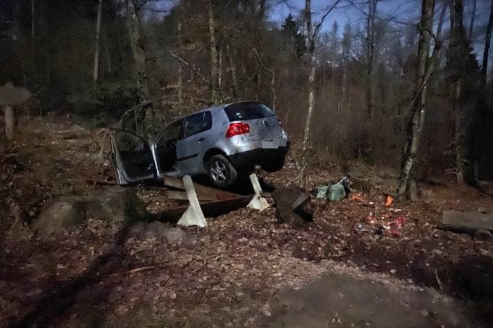 Das Auto wurde massiv beschädigt.