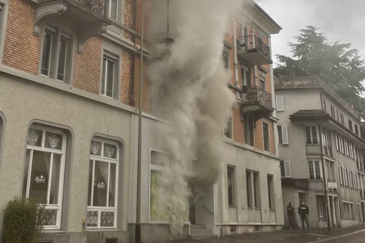 In Horgen ZH brannte es in einem Wohn- und Geschäftshaus.