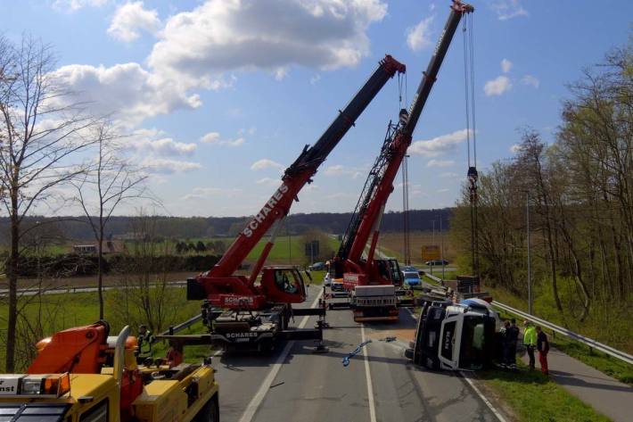 Betonmischer-LKW umgekippt