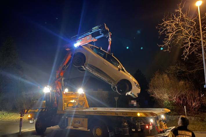 Beide Fahrzeuge erlitten Totalschaden.