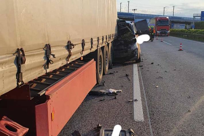 Bei dem Unfall wurde in Neudietendorf der Beifahrer des ausländischen Kleintransporters tödlich und der Fahrer schwer verletzt