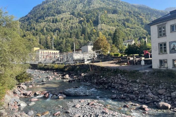 Notbrücke über den Sernf in Schwanden.