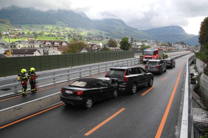 Vier Verletzte bei Auffahrkollision heute in Seewen SZ.