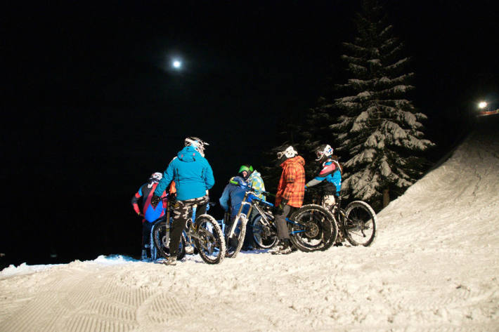 Mountainbiker treffen sich auf der Piste.