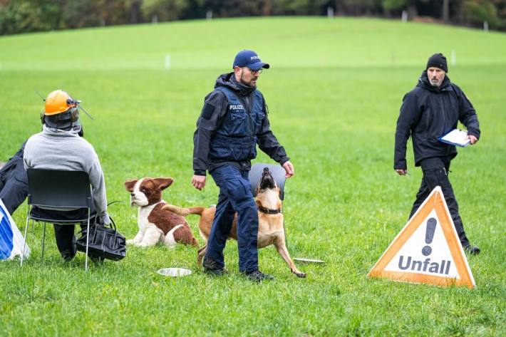 Peter Aebi mit «Ace» bei der Disziplin «Unterordnung»