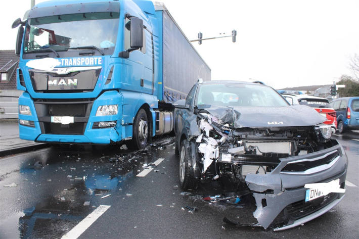 Kollision zwischen Pkw und Lkw-Zug in Kreuzau