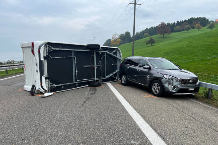 Wohnanhänger nach Selbstunfall auf der A1 gekippt