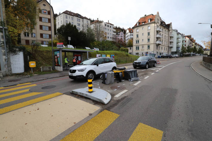 Mit Kleinmotorrad in Auto gekracht in St.Gallen