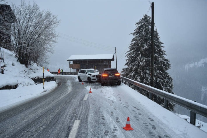 Kollision auf schneebedeckter Fahrbahn